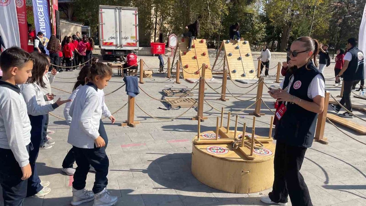 Geleneksel Oyunlar Tırı Karaman'da Çocuklarla Buluştu