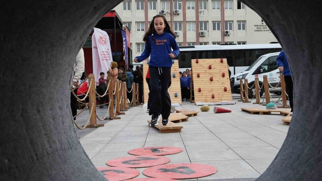 Geleneksel Oyunlar Tırı Manisa'da Çocuklarla Buluştu