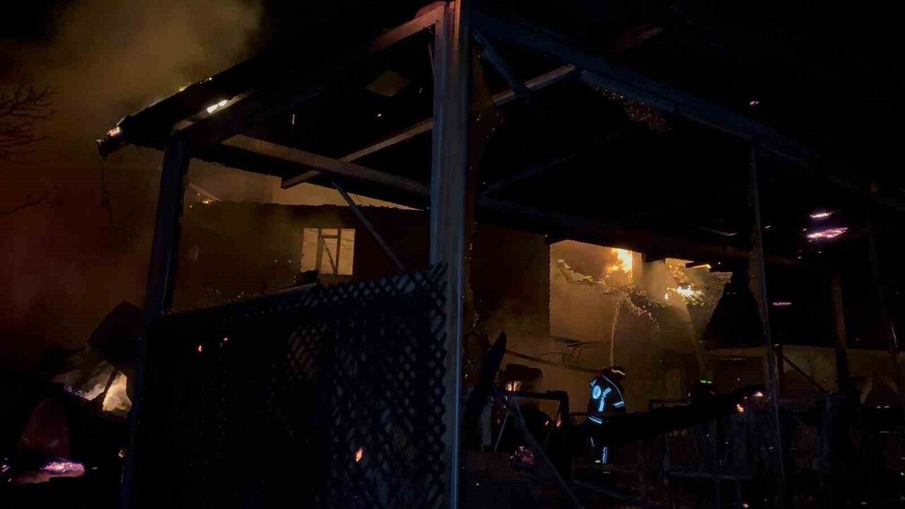 Gemlik'te Kayalar Kafe'de çıkan yangın işletmeyi kullanılamaz hale getirdi