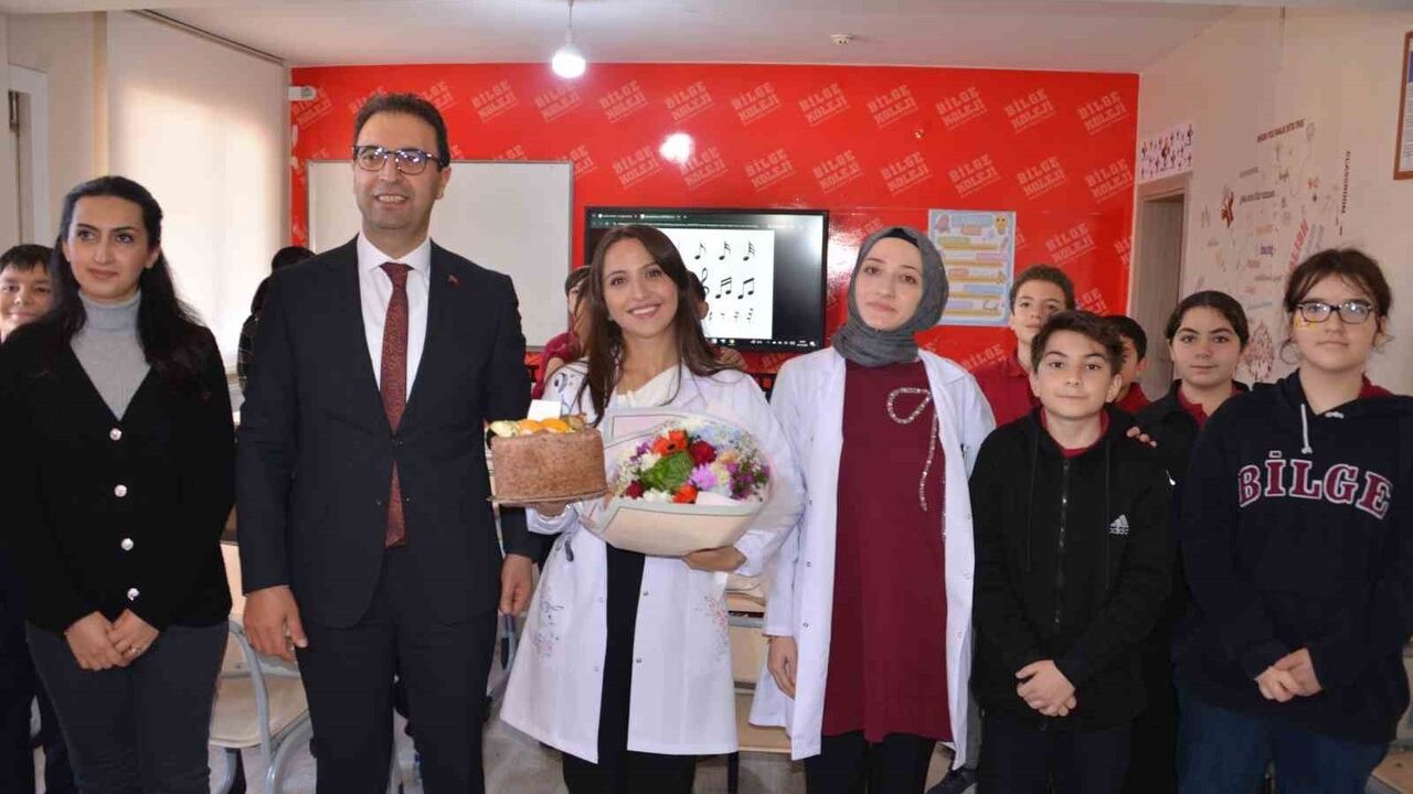 Genç Müzik Öğretmeni Hacer İçoğlu İlk Cübbesini Giydi