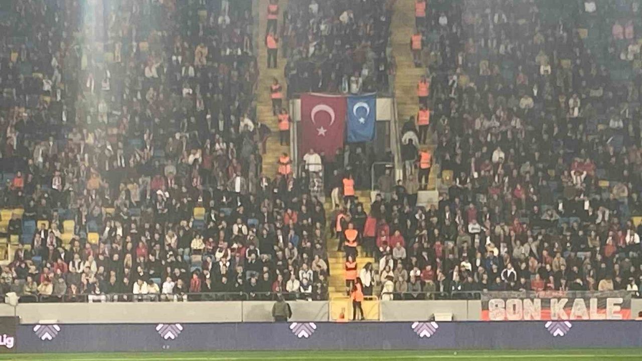 Gençlerbirliği taraftarları maraton tribününe Doğu Türkistan bayrağı astı