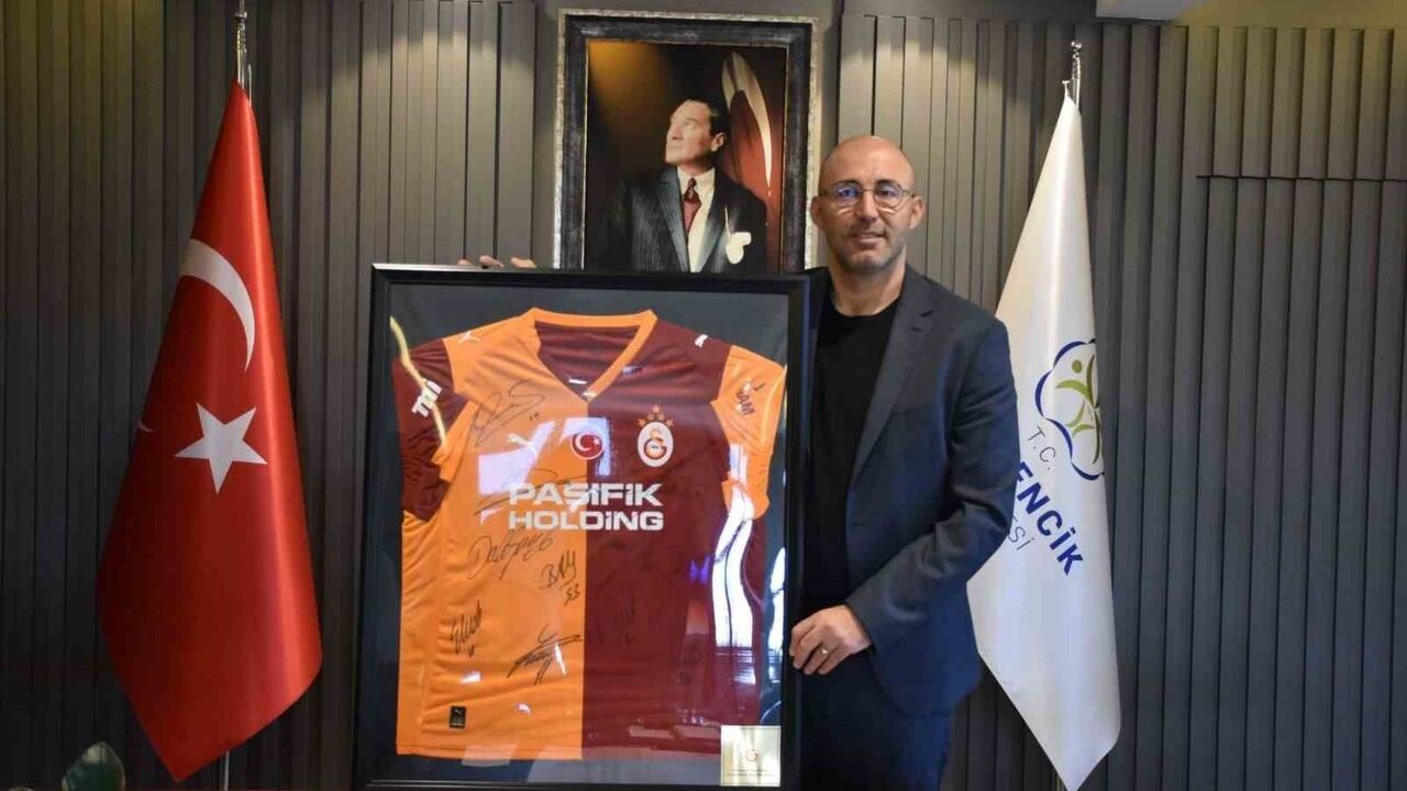 Germencik Başkanı Zencirci'den Galatasaray'a teşekkür: İmzalı Liverpool forması
