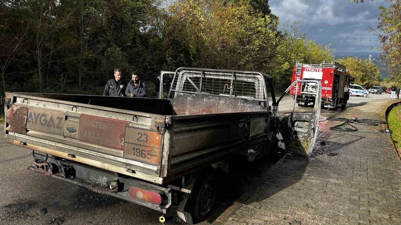 Gerze’de Seyir Halindeki Kamyonet Alevlere Teslim Oldu