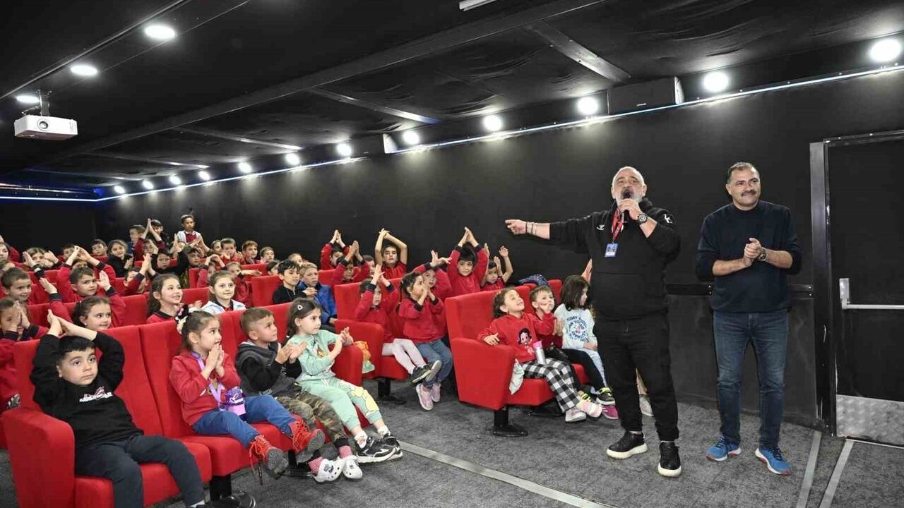 Gezen Sinema Tırı Demirci'de 4 Bin Öğrenciyle Buluştu