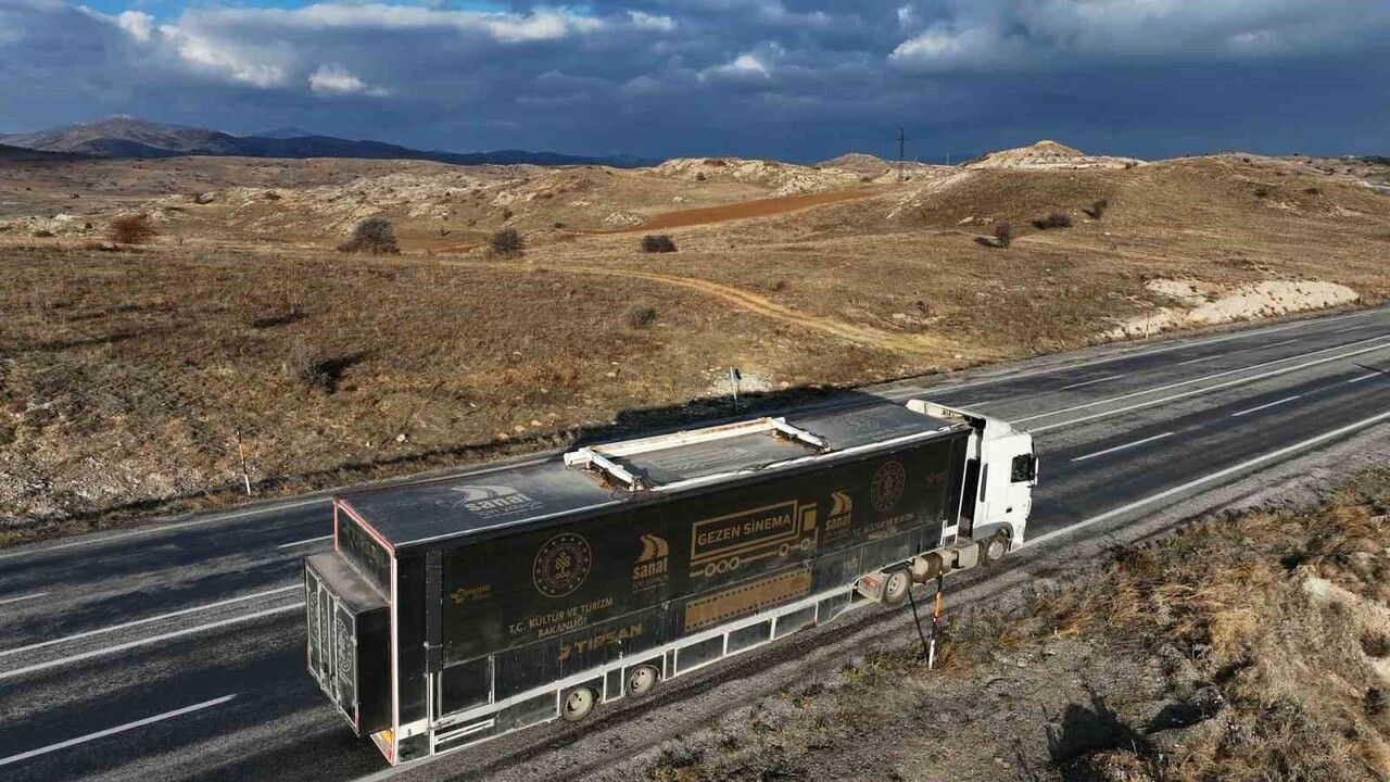 Gezen Sinema Tırı Sivas'ta 9 ilçede çocuklarla buluştu