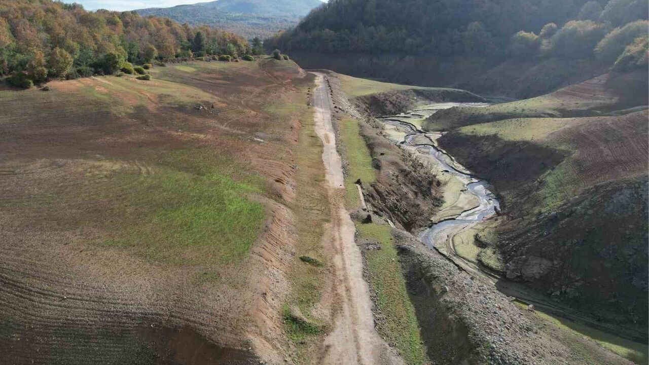 Gökçe Barajı'nda su çekilince Çınarlı Hıyabanı kalıntıları gün yüzüne çıktı