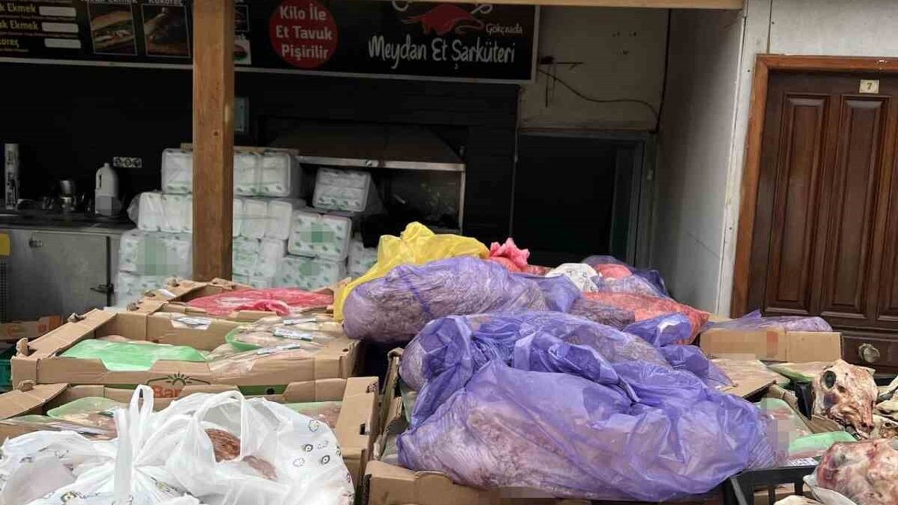 Gökçeada'da hijyen koşullarına uymayan şarküteri mühürlendi, ele geçirilen ürünler imha edildi