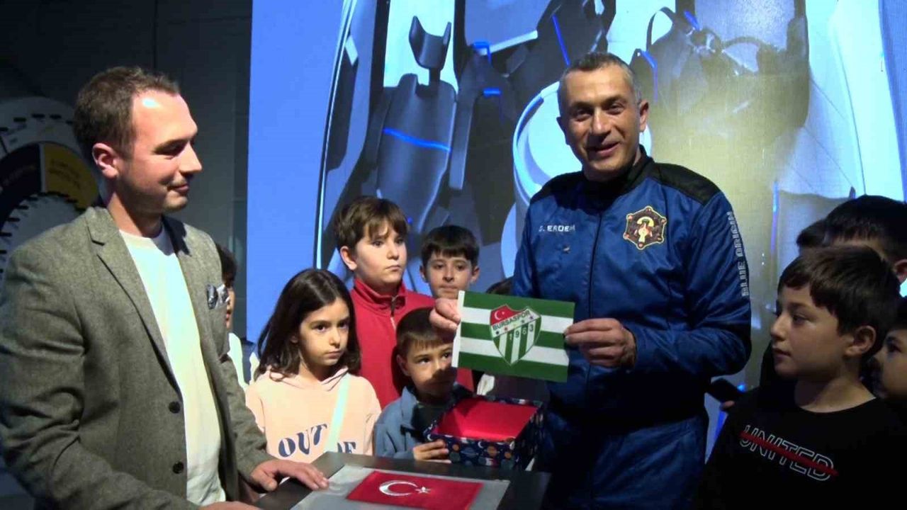 Gökhan Erdem, Bursaspor Bayrağını GUHEM’e Teslim Etti