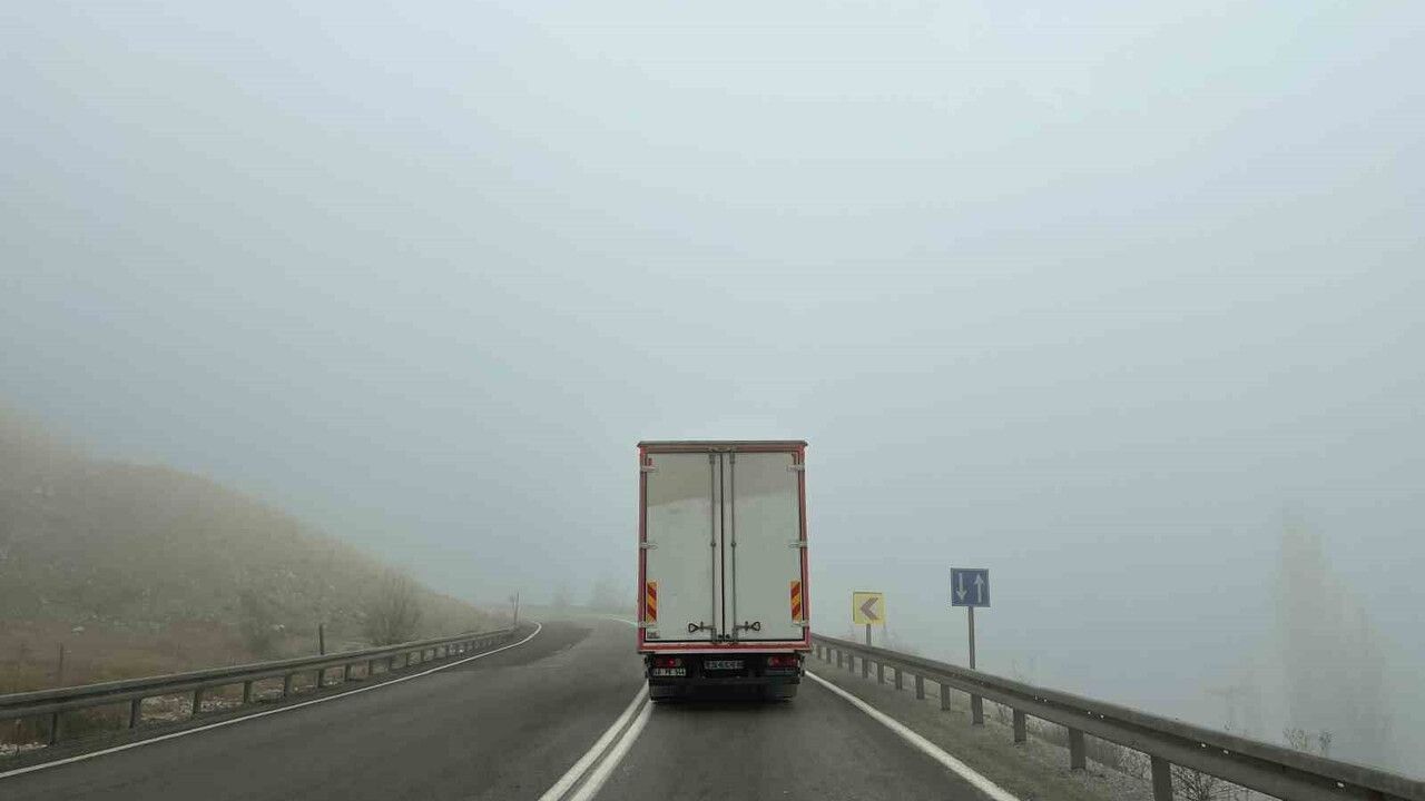 Göksun'da yoğun sis ulaşımı olumsuz etkiledi