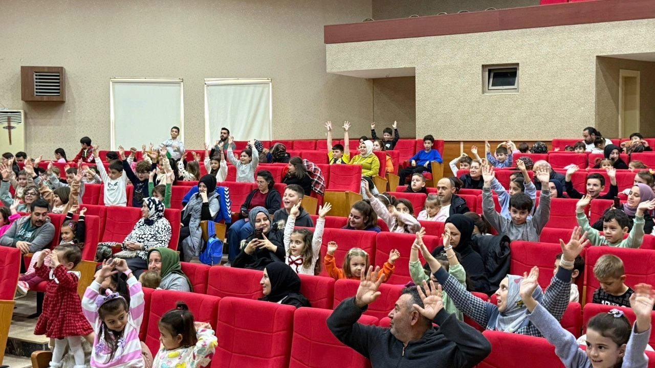 Gölcük’te öğrenciler ara tatilde ücretsiz 'Miyav Karnavalı' oyunuyla buluştu