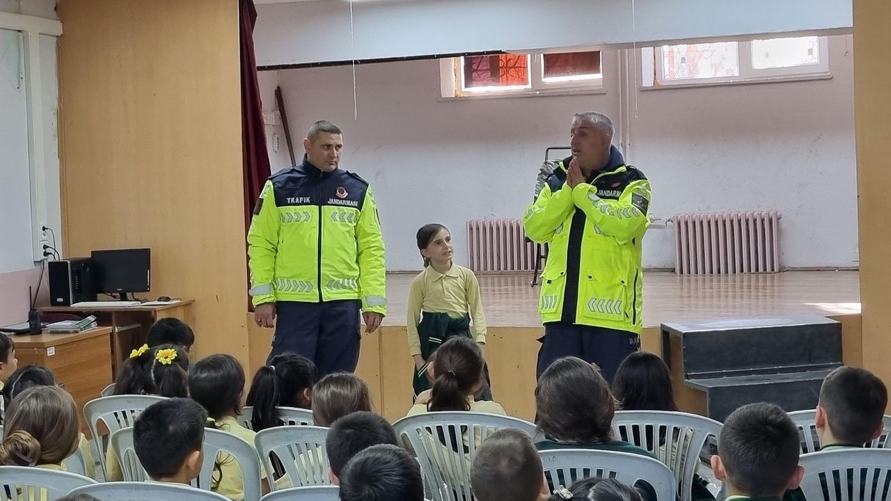 Gölpazarı'nda İlköğretim Öğrencilerine Trafik ve Emniyet Kemeri Eğitimi