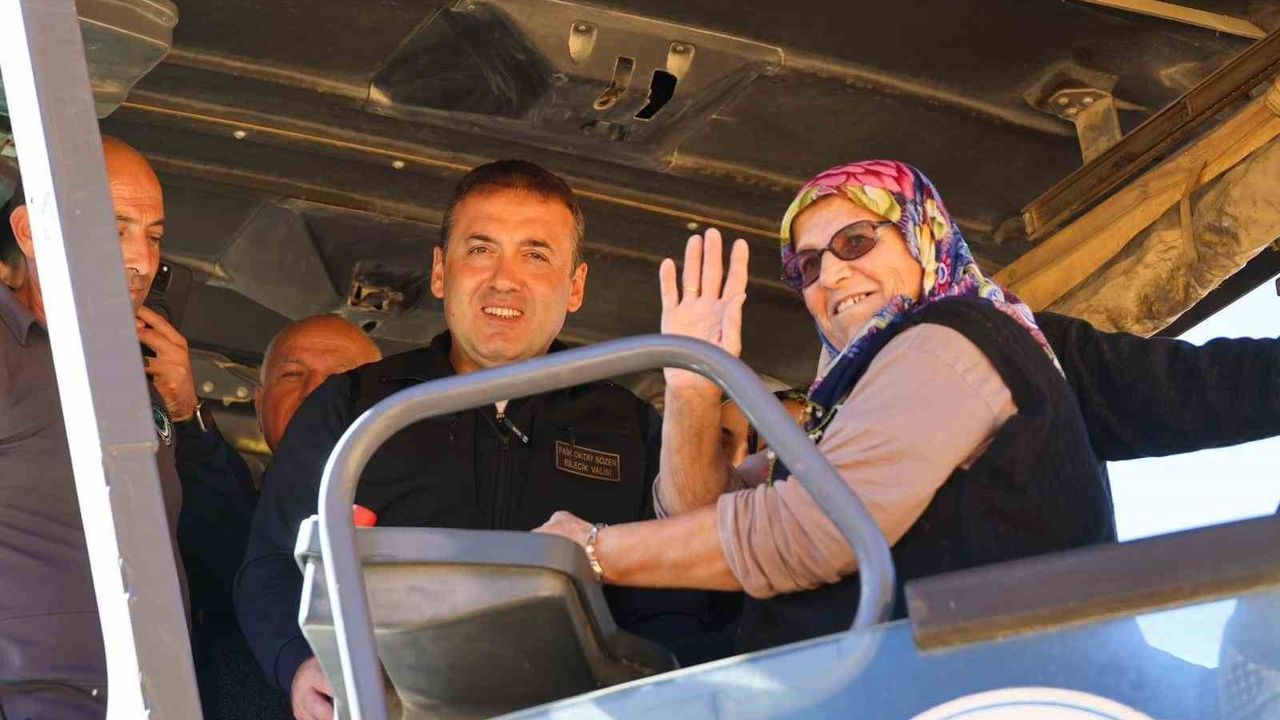 Gölpazarı'nda Köy Yolu Asfaltı Sebahat Teyze ile Attı