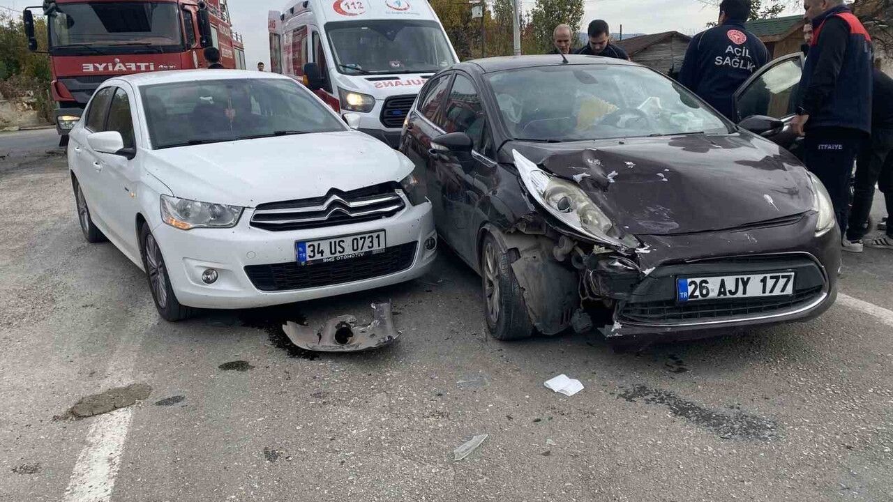 Gölpazarı'nda Trafik Kazası: 2'si Çocuk 5 Yaralı