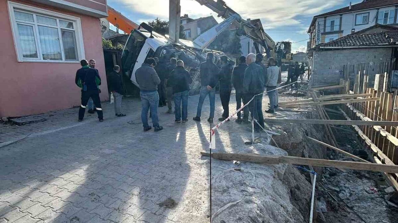 Gönen Reşadiye Mahallesi'nde beton mikseri yan yattı