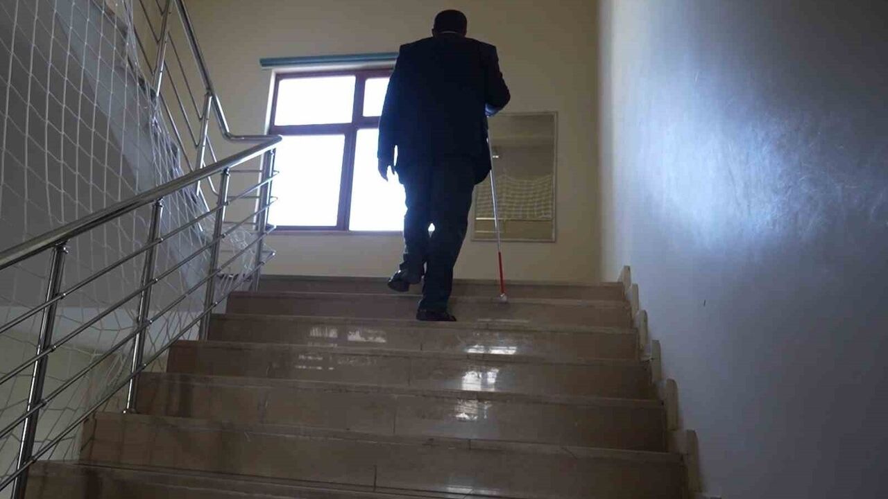 Görme Engelli Rehber Öğretmen İsmail Üstün, Özel Eğitimde Rol Model Oluyor