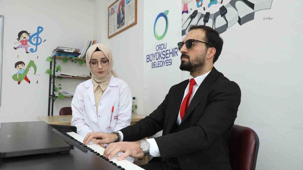 Görmeyen gözlerle değil, hisseden kalple çalıyor — Kemal Çoban ve ORMEK ile piyano yolculuğu