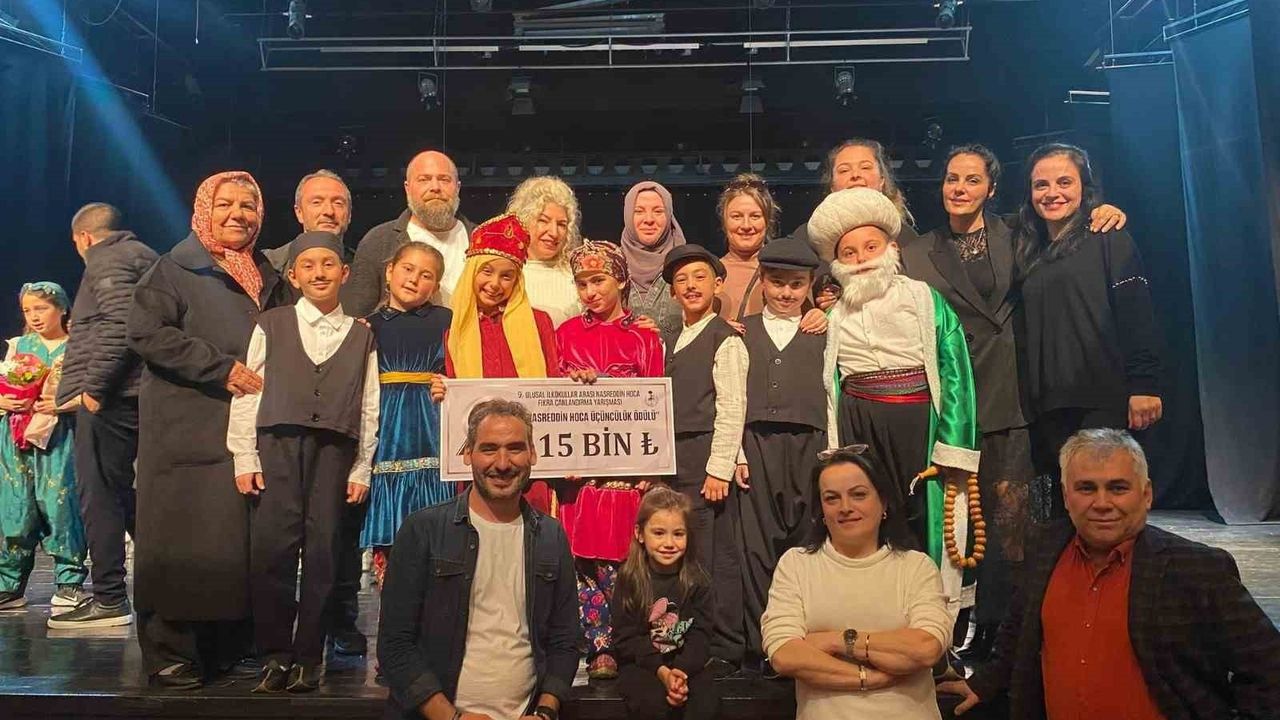 Gülkent İlkokulu "Aronyalar" Tiyatro Ekibi Türkiye üçüncüsü oldu