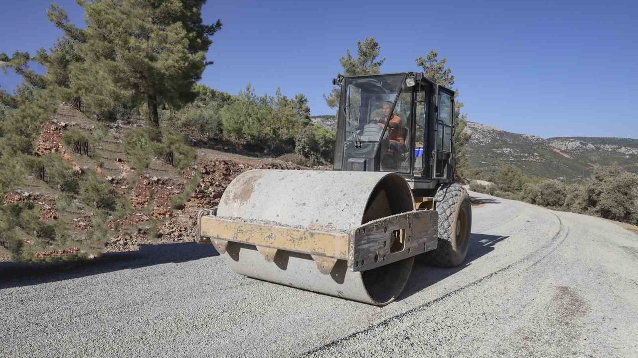 Gülnar’da 5 mahalleyi bağlayan 6 km’lik grup yolunda genişletme ve asfalt tamamlandı
