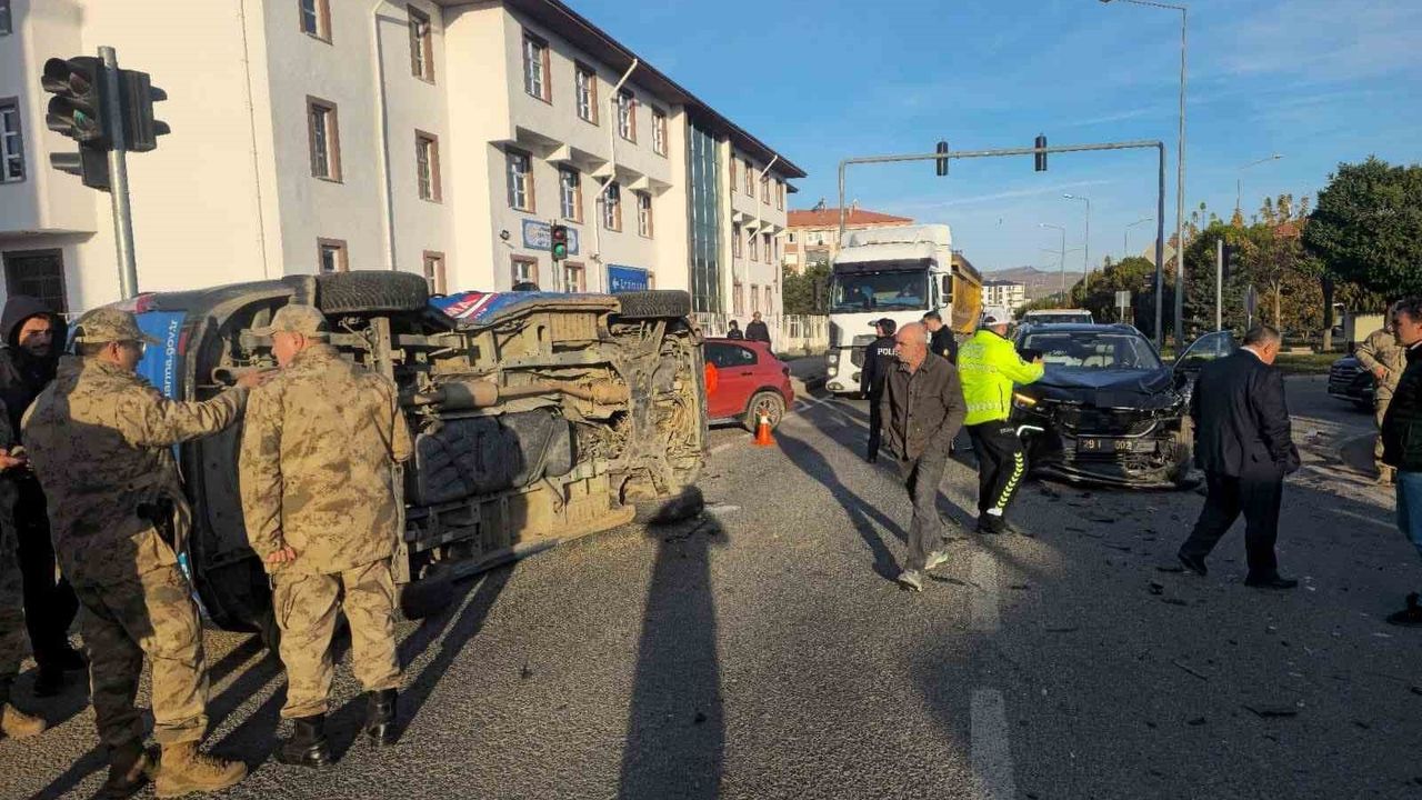 Gümüşhane'de Belediyeye Ait Araç Jandarma Minibüsüyle Çarpıştı
