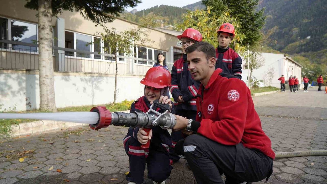Gümüşhane'de Gençlik İtfaiyesi ile Çocuklara Yangın ve Afet Bilinci