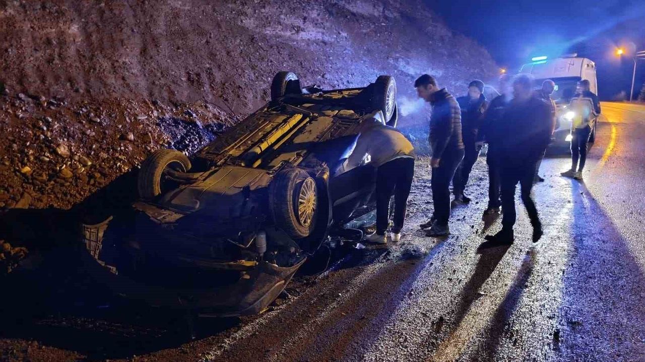 Gümüşhane-Trabzon kara yolunda düşen kayalardan kaçan otomobil takla attı: 2 yaralı