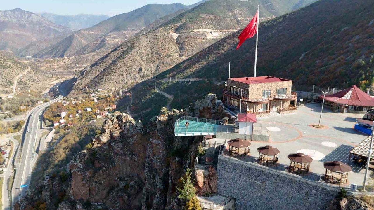 Gümüşhaneli müzisyenden tarihi mekanlarda viyolonsel performansı