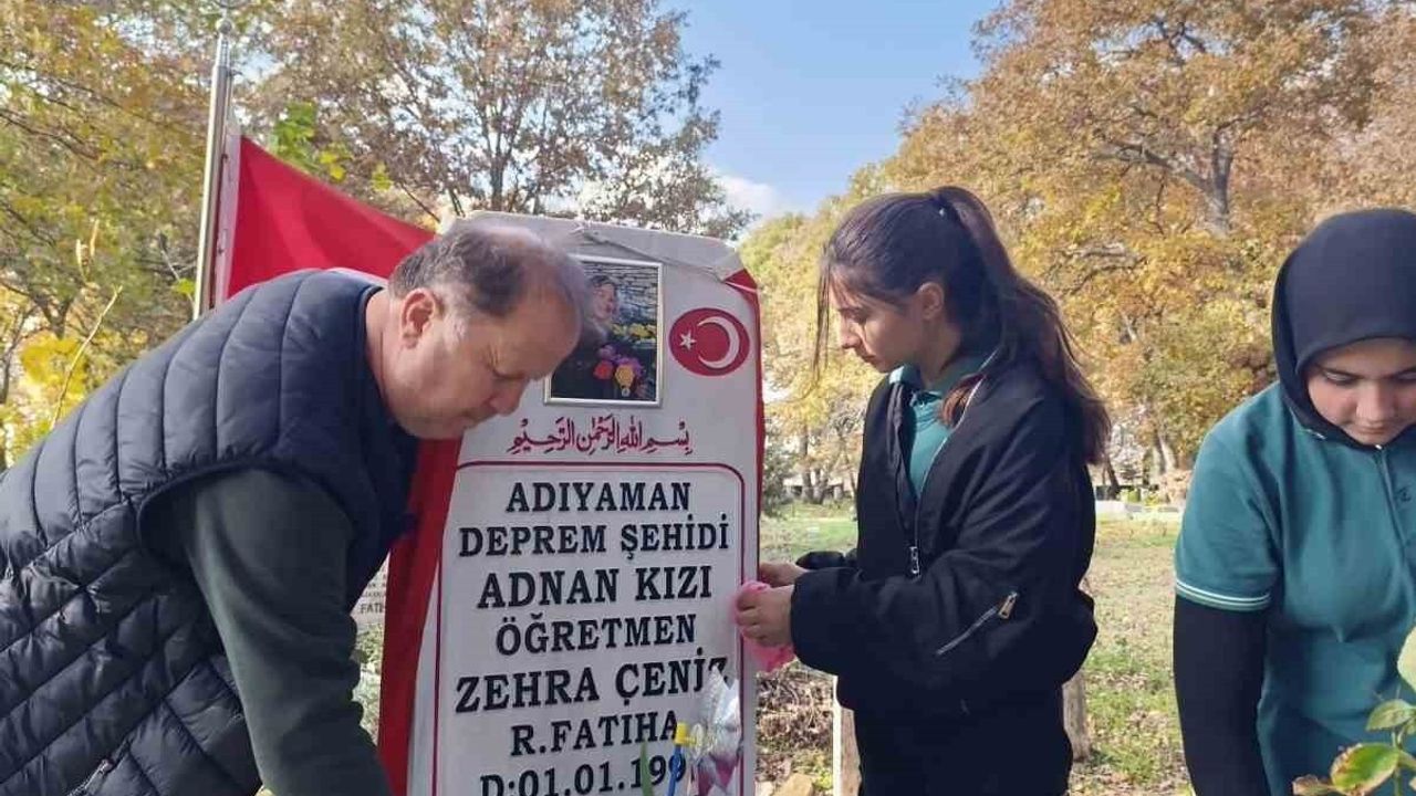 Güneşli Anadolu Lisesi öğrencileri şehit öğretmenleri andı