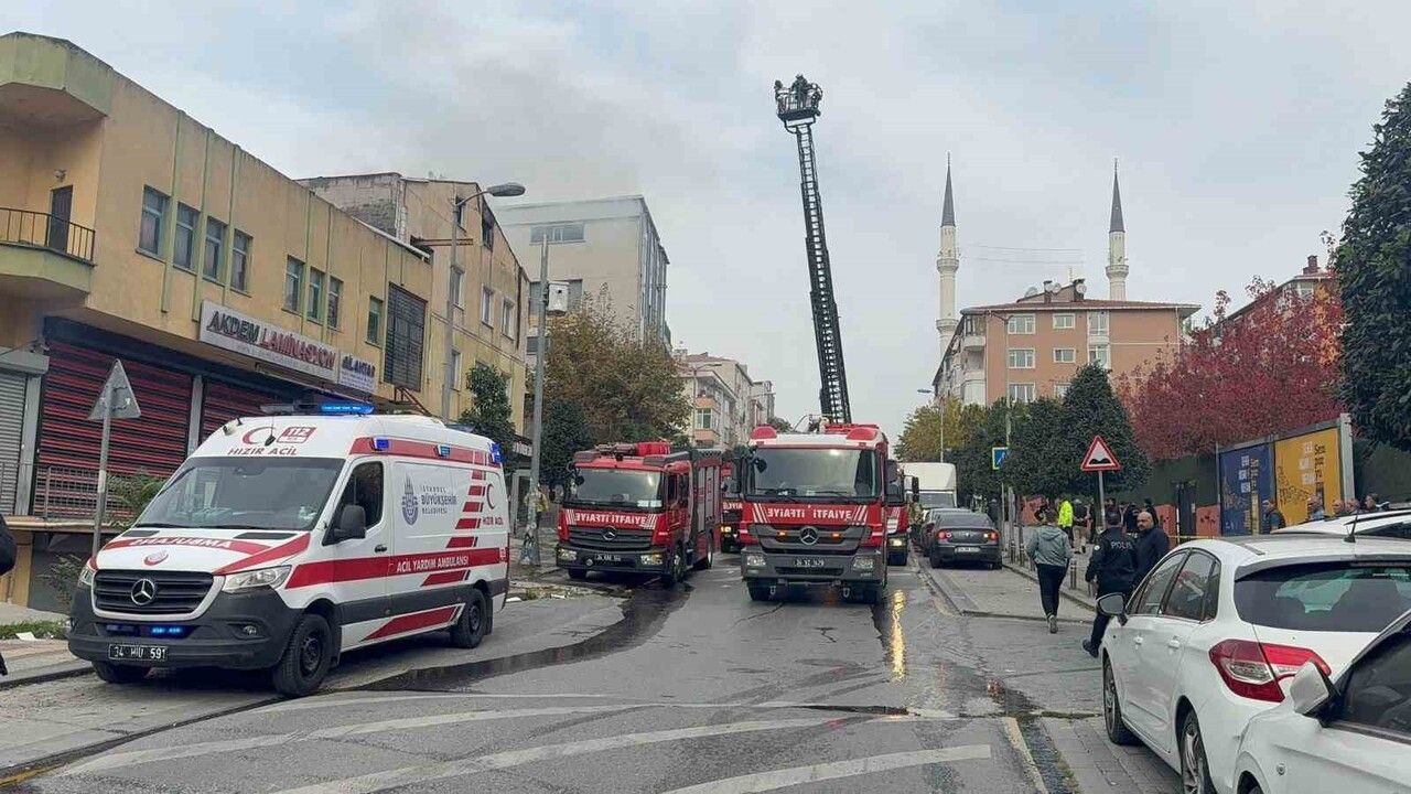 Güngören'de 3 katlı tekstil fabrikasında yangın