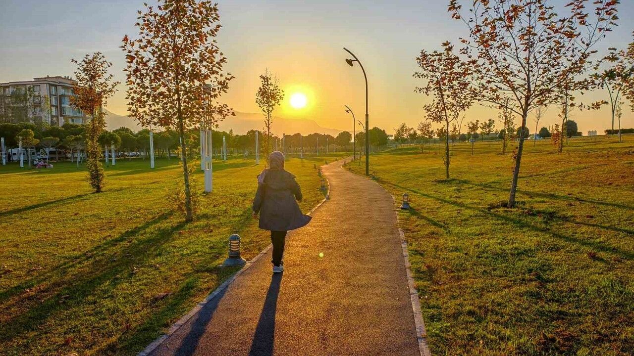 Güzelyurt’ta Sonbahar Parklara Renk Getirdi