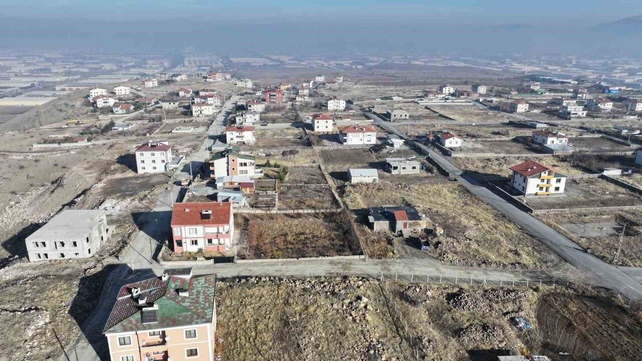 Hacılar'da Karpuzsekisi Çayırkaşı'nda kilitli parke çalışmaları sürüyor