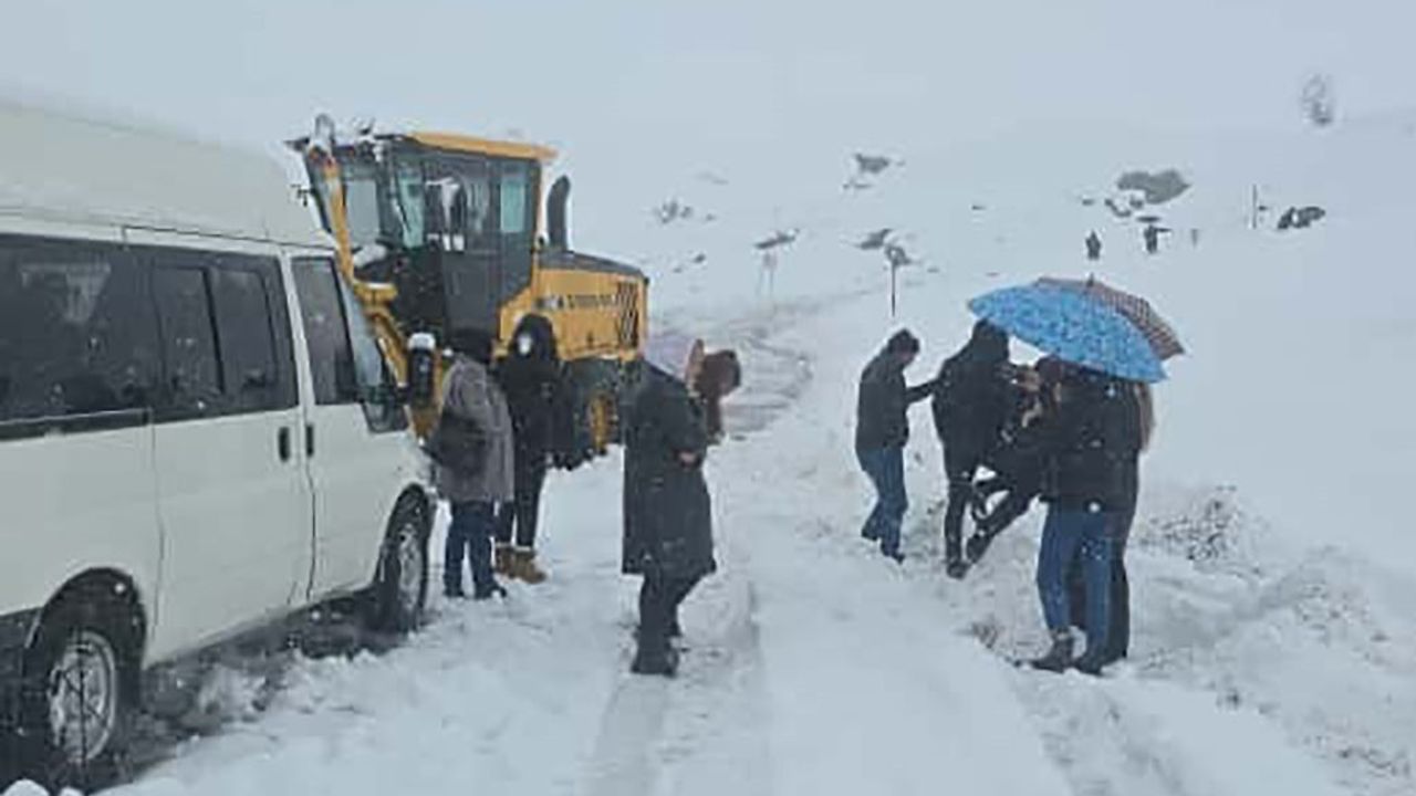 Hakkari'de 2600 rakımlı bölgede karda mahsur kalan yolcular kurtarıldı