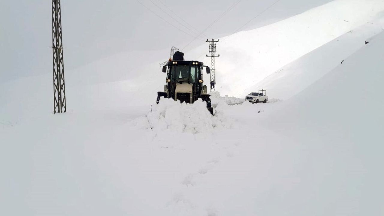 Hakkari'de 9 köy ve 21 mezra yolunda ulaşım yeniden sağlandı