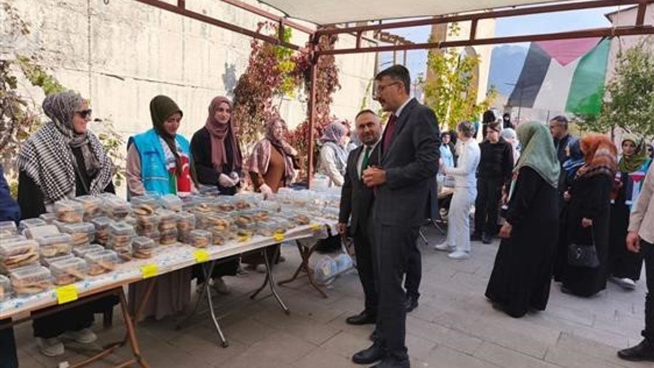 Hakkari'de Gazze yararına hayır çarşısı düzenlendi