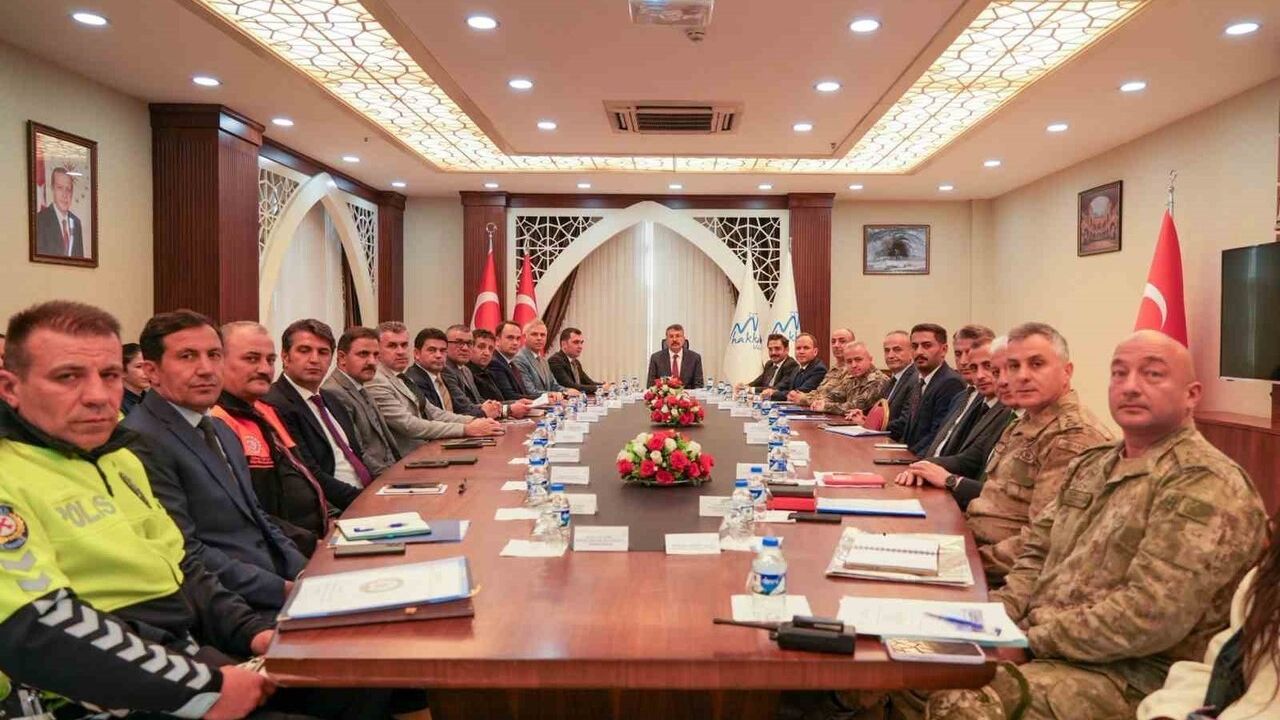 Hakkari'de karla mücadele değerlendirme toplantısı