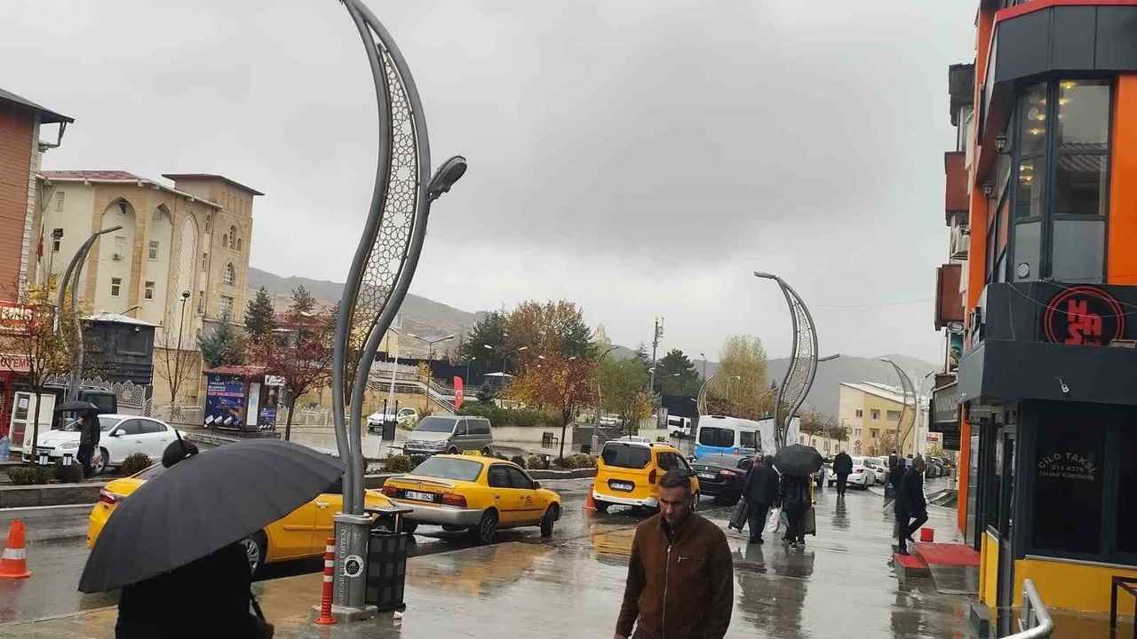 Hakkari’de merkezde yağmur, yüksek kesimlerde kar etkili oldu