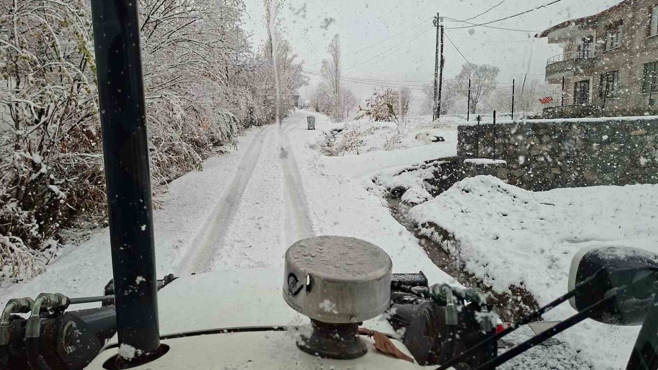 Hakkari'de mevsimin ilk karı kent merkezini beyaza bürüdü