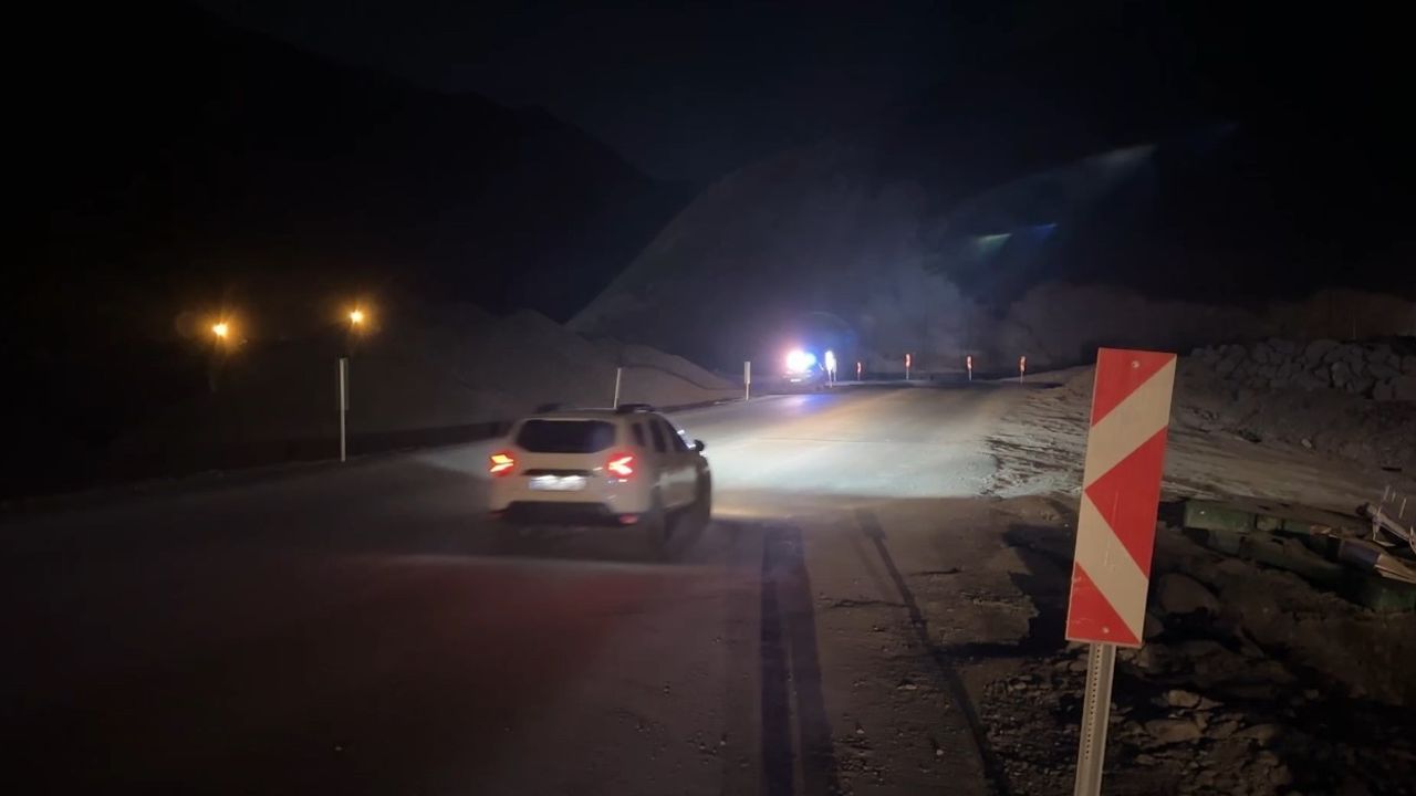 Hakkari'de Otomobil Dereye Uçtu: İki Yaralı