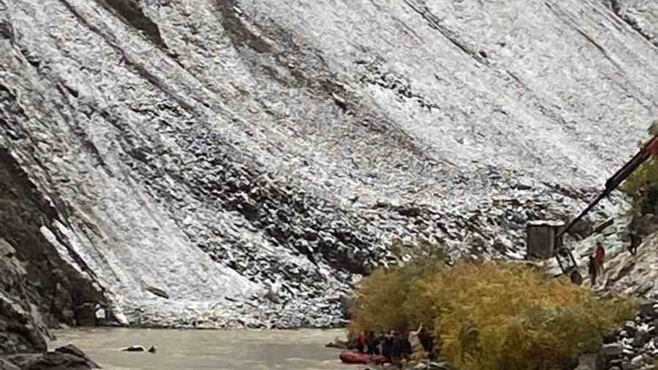 Hakkari'de Zap Suyu'na yuvarlanan araçtaki 4 madenci kurtarıldı