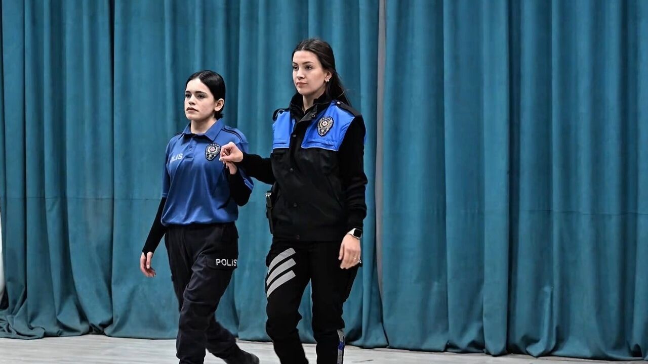 Hakkari Emniyetinden Kadına Yönelik Şiddete Karşı Tiyatro ve Sergi