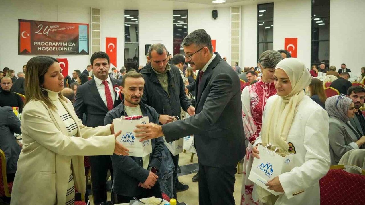 Hakkari Valisi Ali Çelik: 'Cehalet ancak eğitim neferleriyle yenilebilir'