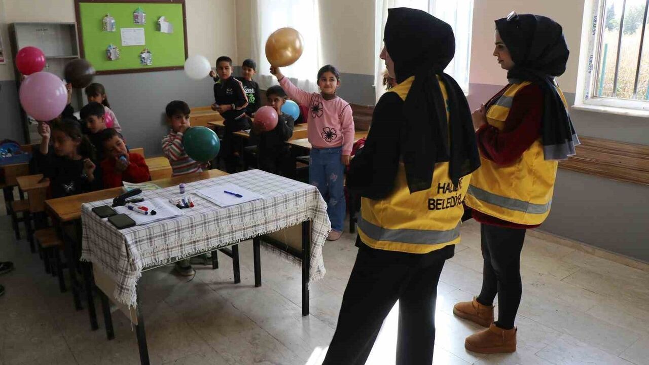 Haliliye Belediyesi okullarda öğrencilere bilinç eğitimleri veriyor