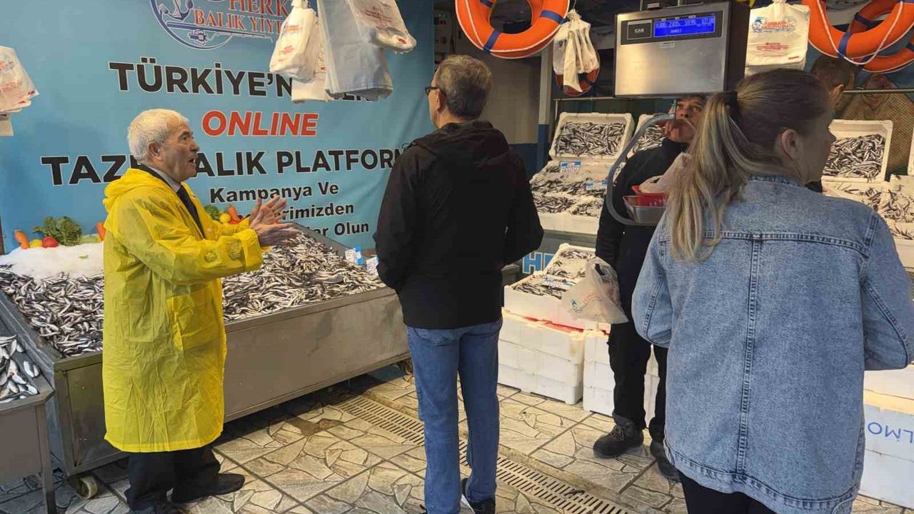 Hamsi Fiyatlarında Düşüş, Vatandaşların Yüzünü Güldürdü
