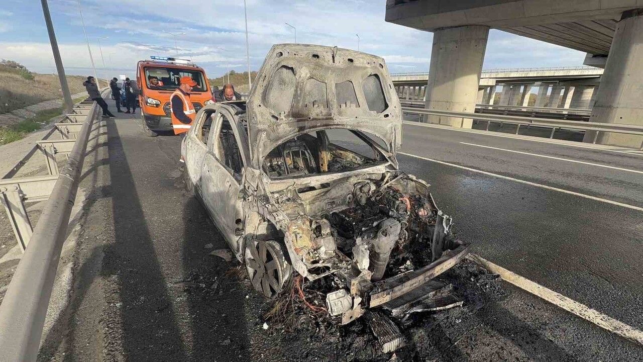 Hasdal-Kemerburgaz Otoyolu Tayakadın'da otomobil yandı