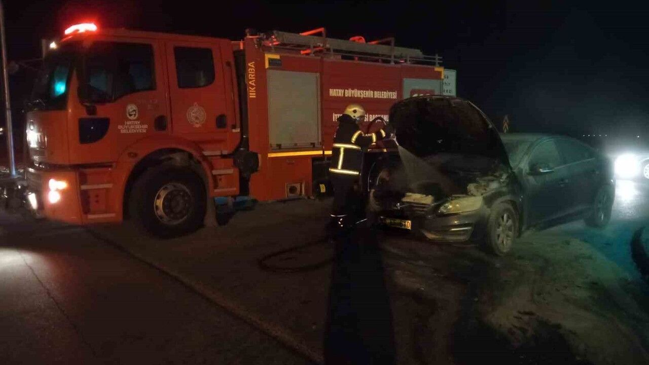 Hassa'da seyir halindeki otomobilin motorunda yangın
