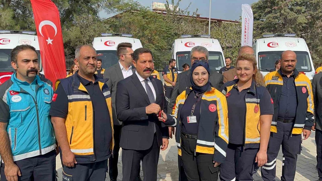 Hatay’a 12 tam donanımlı ambulans daha kazandırıldı
