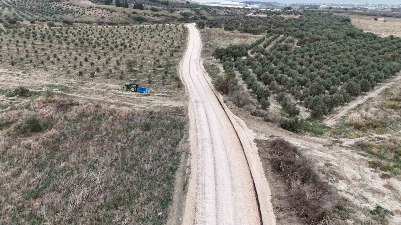Hatay Büyükşehir Belediyesi Arsuz Karahüseyinli'de 6 kilometrelik yolu yeniledi