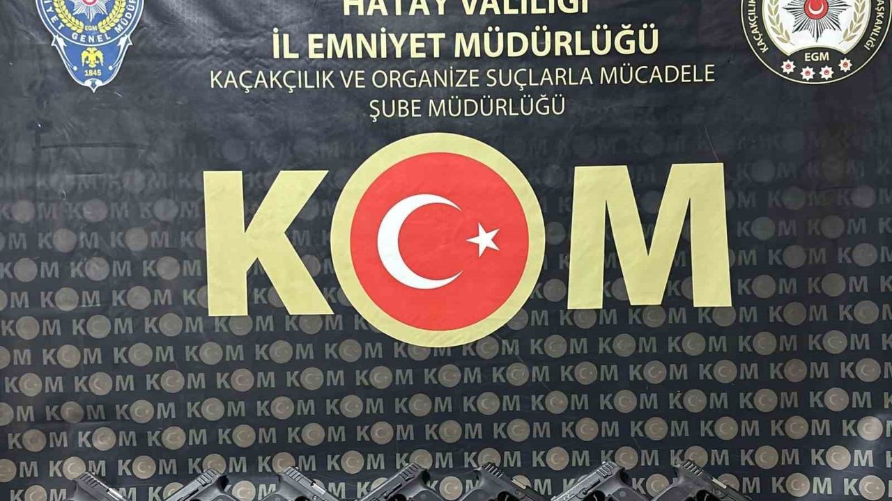 Hatay'da Araçta Çuval İçinde 10 Ruhsatsız Tabanca Ele Geçirildi