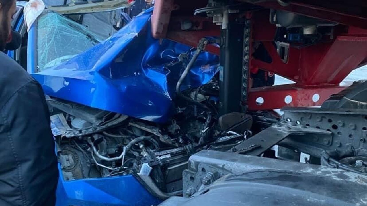 Hatay'da demir boru yüklü tır ile otomobil çarpıştı: 2 yaralı