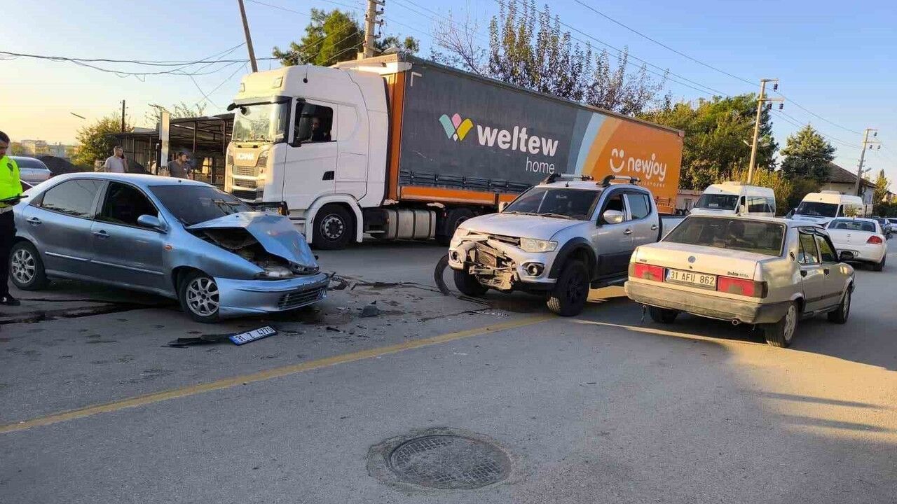 Hatay'da dönüş yapan otomobille çarpışan motosikletin kaza anı kamerada