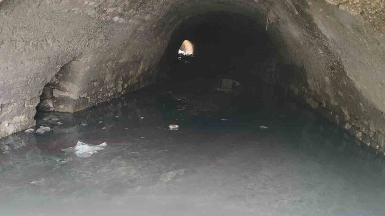 Hatay’da enkaz altından çıkan yüzeye yakın tarihi su kanalı